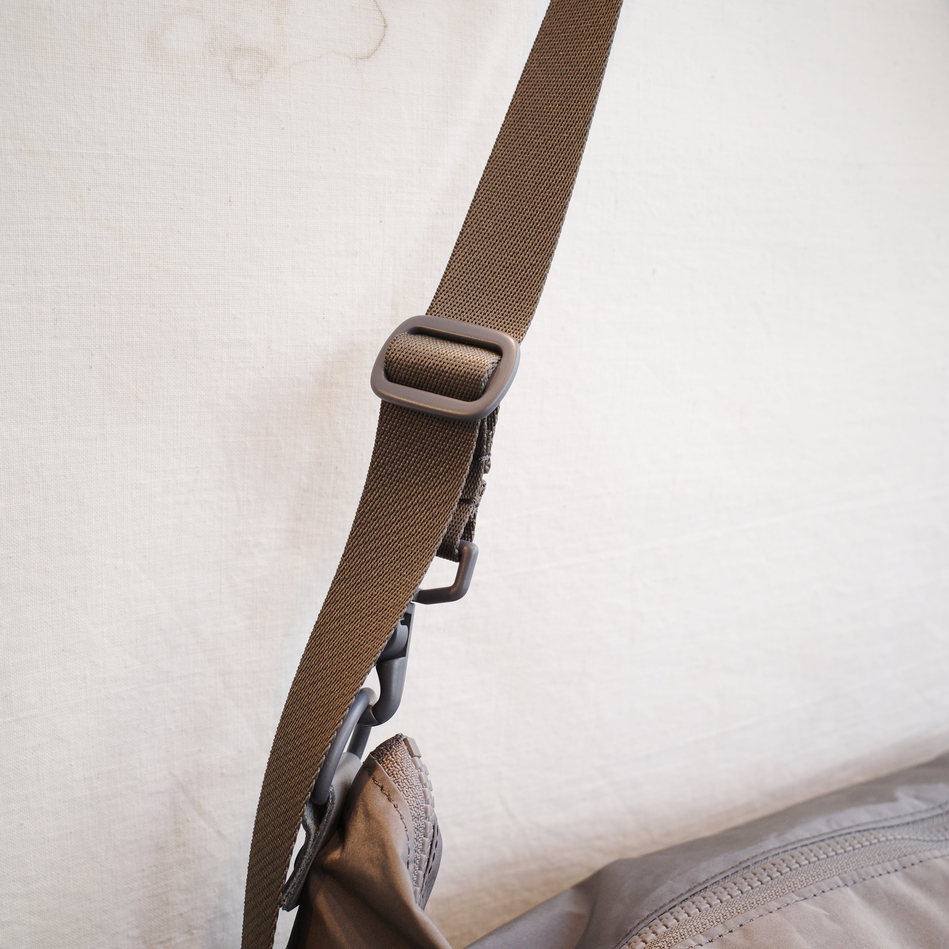 再入荷AMIACALVA(アミアカルヴァ)Spilit Yarn Body bag grey-(F-009