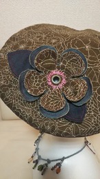 花咲く花鳥柄のクールなベレー (ブラウン) 綿麻×デニム ハンドメイド
