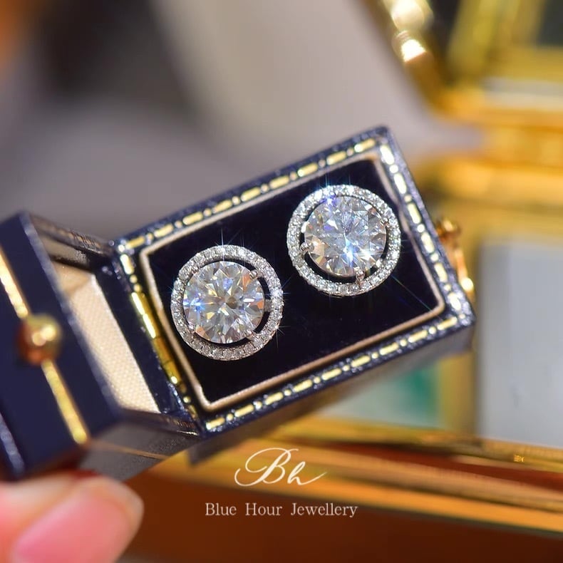 モアッサナイト ハートシェイプ ヘイローピアス ロイヤルブルー 1ct