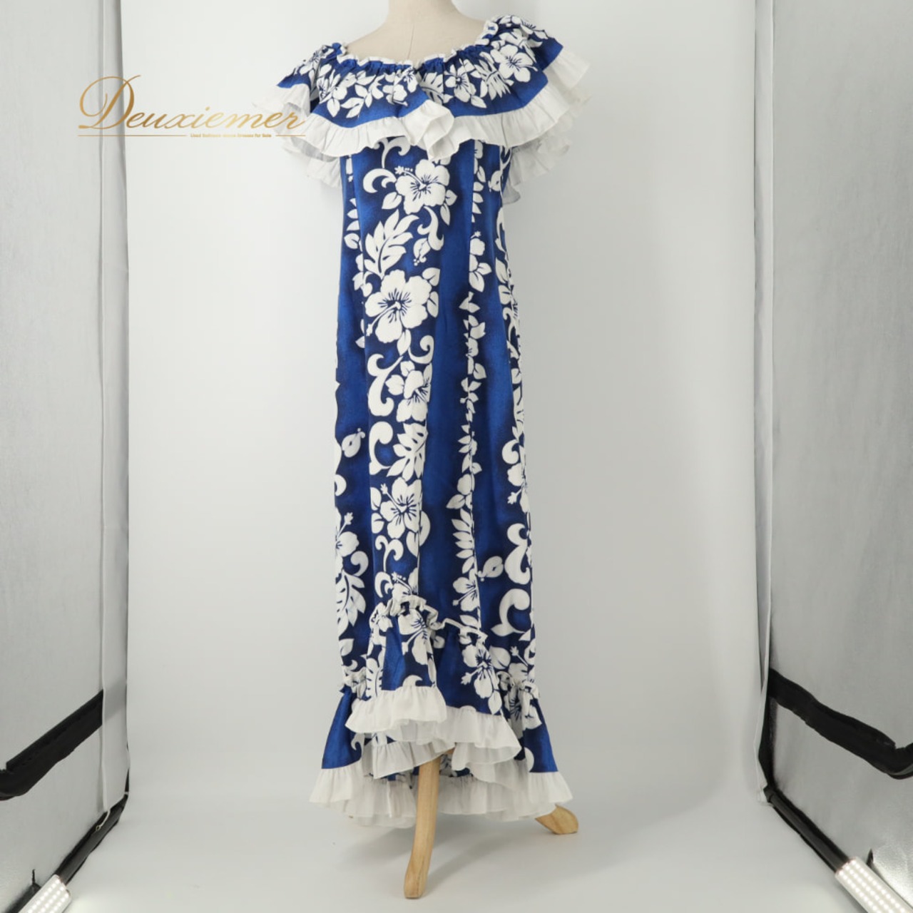 フラダンス 衣装 Royal Creations ロイヤルクリエーションズ ワンピース ドレス ブルー系 ハイビスカス柄 モンステラ柄 花柄 植物柄 ハワイアンプリント ハワイアン アロハ フラ ダンス レッスン 練習 ハワイアンダンス ネイビー系 ホワイト系 青 紺 白 フリル フレア 華やか 鮮やか かわいい おしゃれ