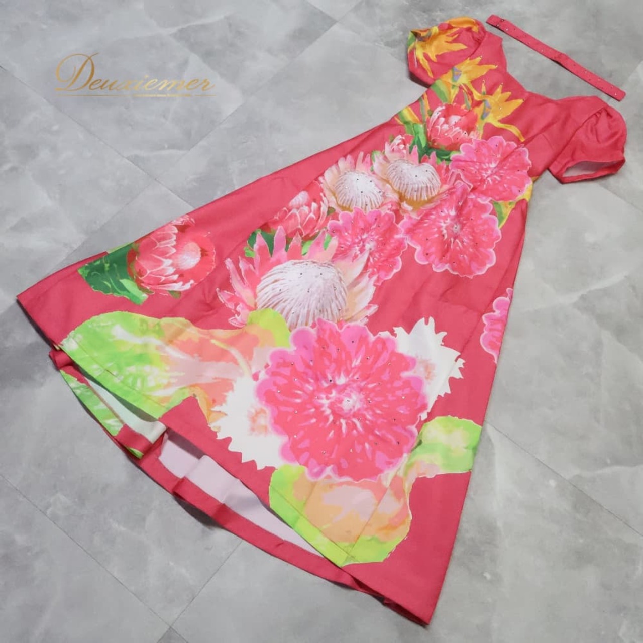 フラダンス 衣装 FANCY DRESS ファンシードレス ワンピース ドレス ピンク系 アシンメトリー チョーカー ラインストーン プロテア柄 花柄 かわいい 華やか 鮮やか 明るい 緑 黄 白 ハワイアン アロハ ハワイアンプリント ダンス レッスン 練習 ワンピースドレス ハワイアンワンピース フラドレス 練習用 フラダンスレッスン レッスン衣装 練習着 ダンス衣装 キッズ 大人 フェミニン きれいめ カラフル 綺麗 プリント柄 花柄プリント チョーカー付き イベント 発表会 舞台 衣装セットアップ