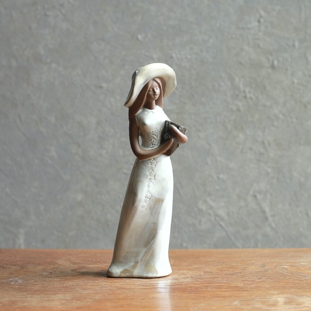 ご機嫌に歌を歌う女性の、一輪挿し 15