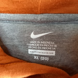 ナイキ　プルオーバー　スウェット　フーディー　センターロゴ　スウッシュ刺繍