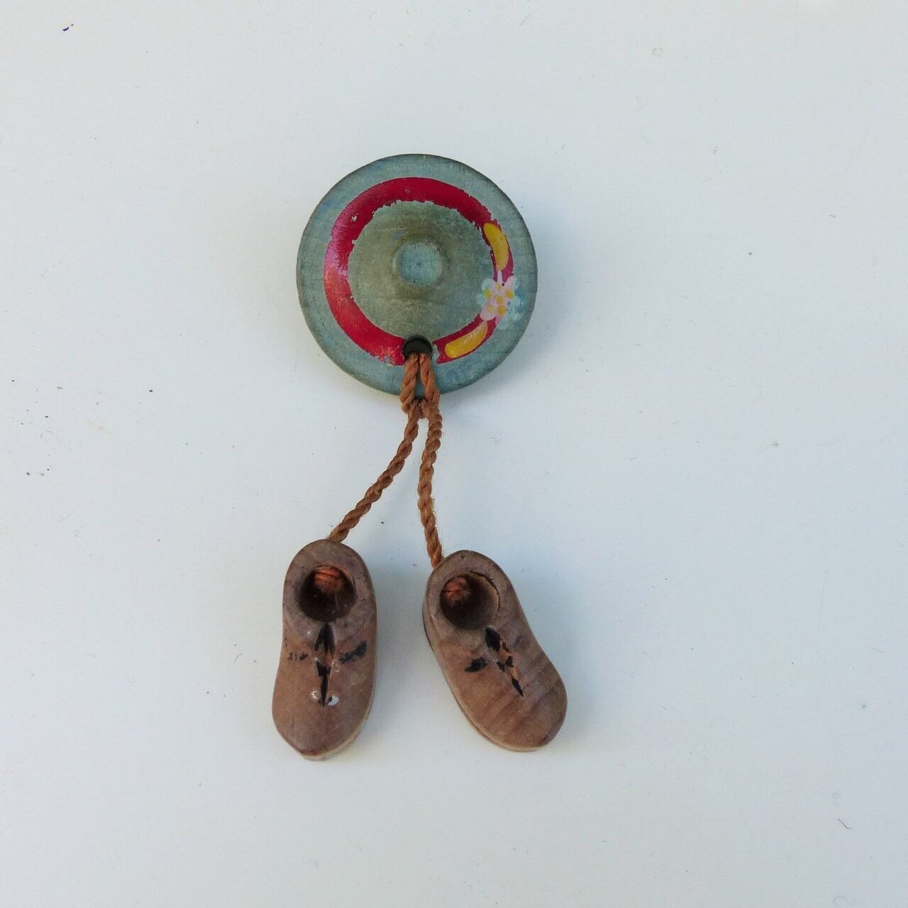 アルプス 木のブローチ 靴と帽子