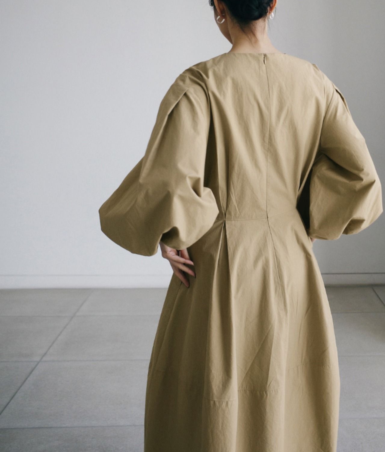 ベルスリーブVネックワンピース