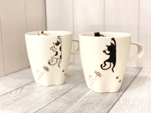 【菊祥陶器】【波佐見焼】【ぶらさがり猫】【肉球マグカップ】（ミケ・クロ） 猫柄 かわいい 軽い 三毛猫 黒猫