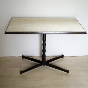 銅板のテーブル