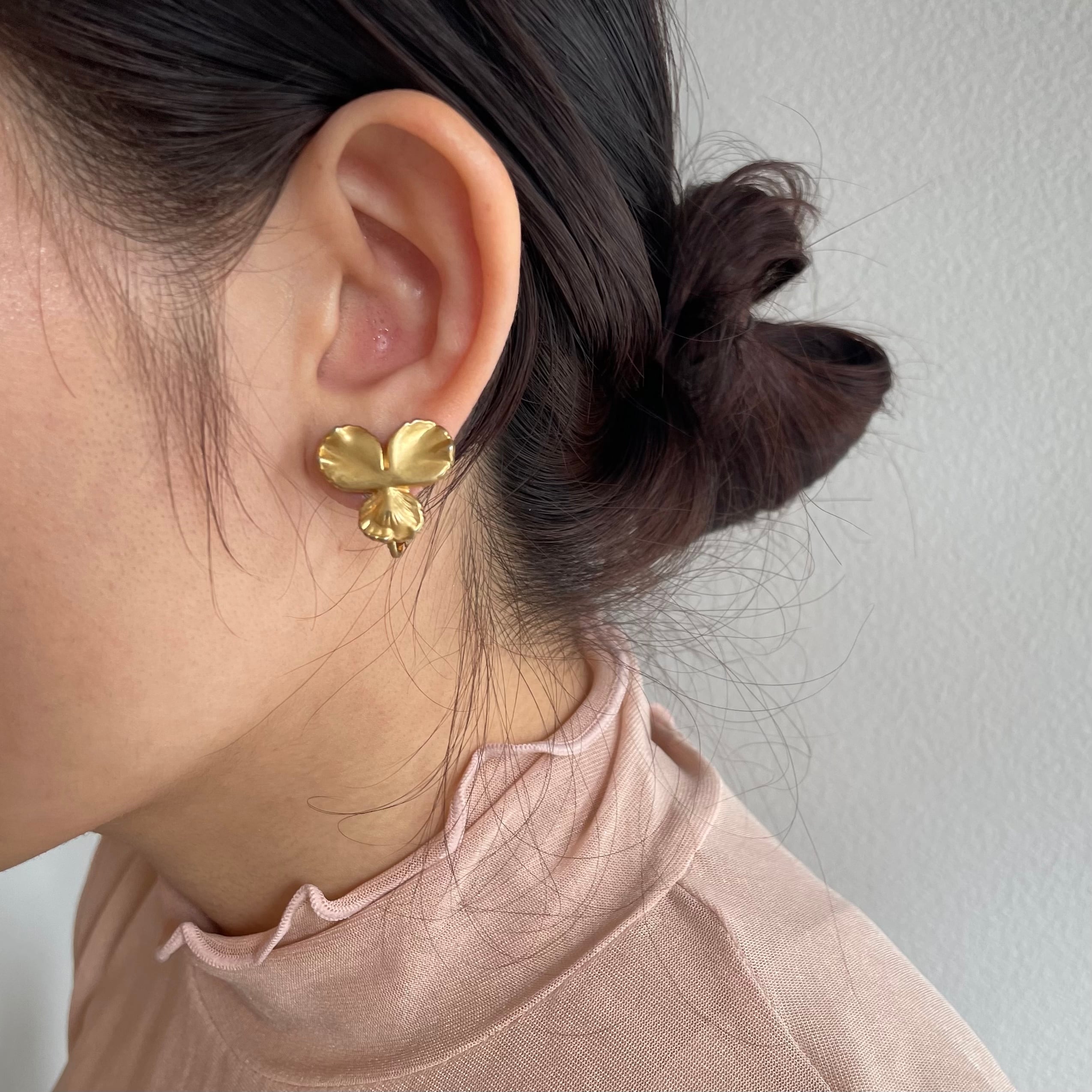 gold earrings │ ゴールド イヤリング 花 ミツバ フラワー