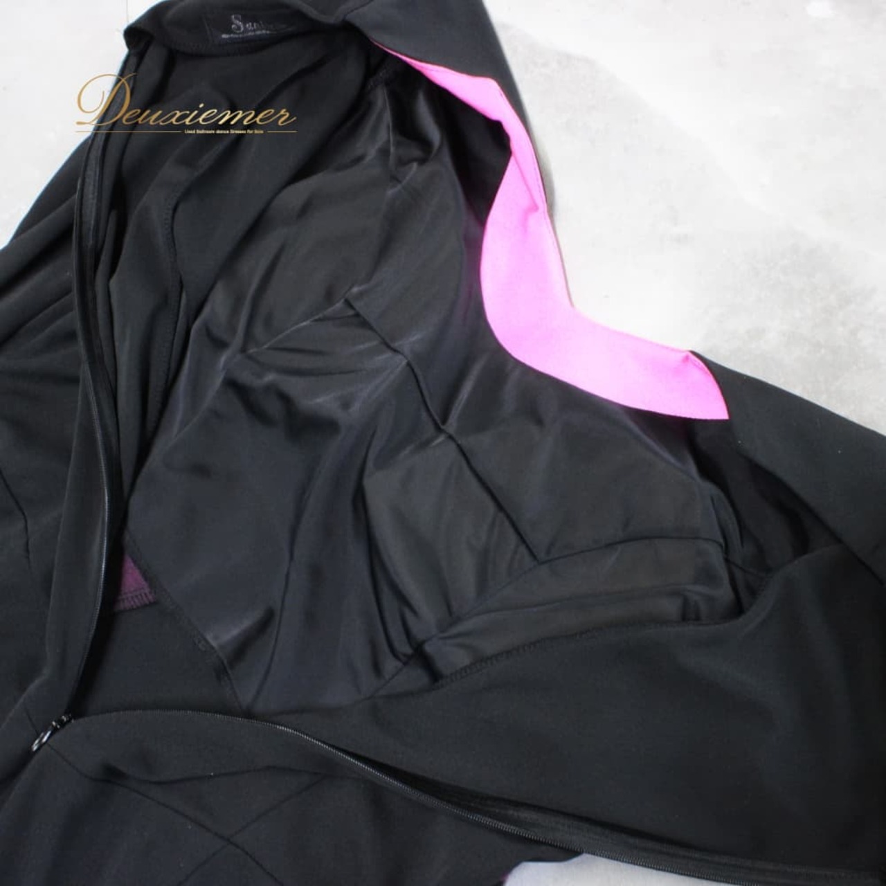 社交ダンス 衣装 Sanline サンリーヌ ドレス スタンダード ブラック系 ピンク系 黒 ワンピース 長袖 チョーカー 無地 バイカラー 社交ダンスドレス スタンダードドレス モダンドレス ラテンじゃない ワンピースドレス 黒ワンピース ピンクライン バックファスナー 伸縮素材 ストレッチ 競技用 ダンス衣装 練習用 舞台用 チョーカーワンピース 紫系ライン ロング丈 着痩せ フレアスカート 前身頃無地 後ろ開き 黒×ピンク 黒地ピンクストライプ ブラック×ピンク系 長袖ワンピース ドレス女性用