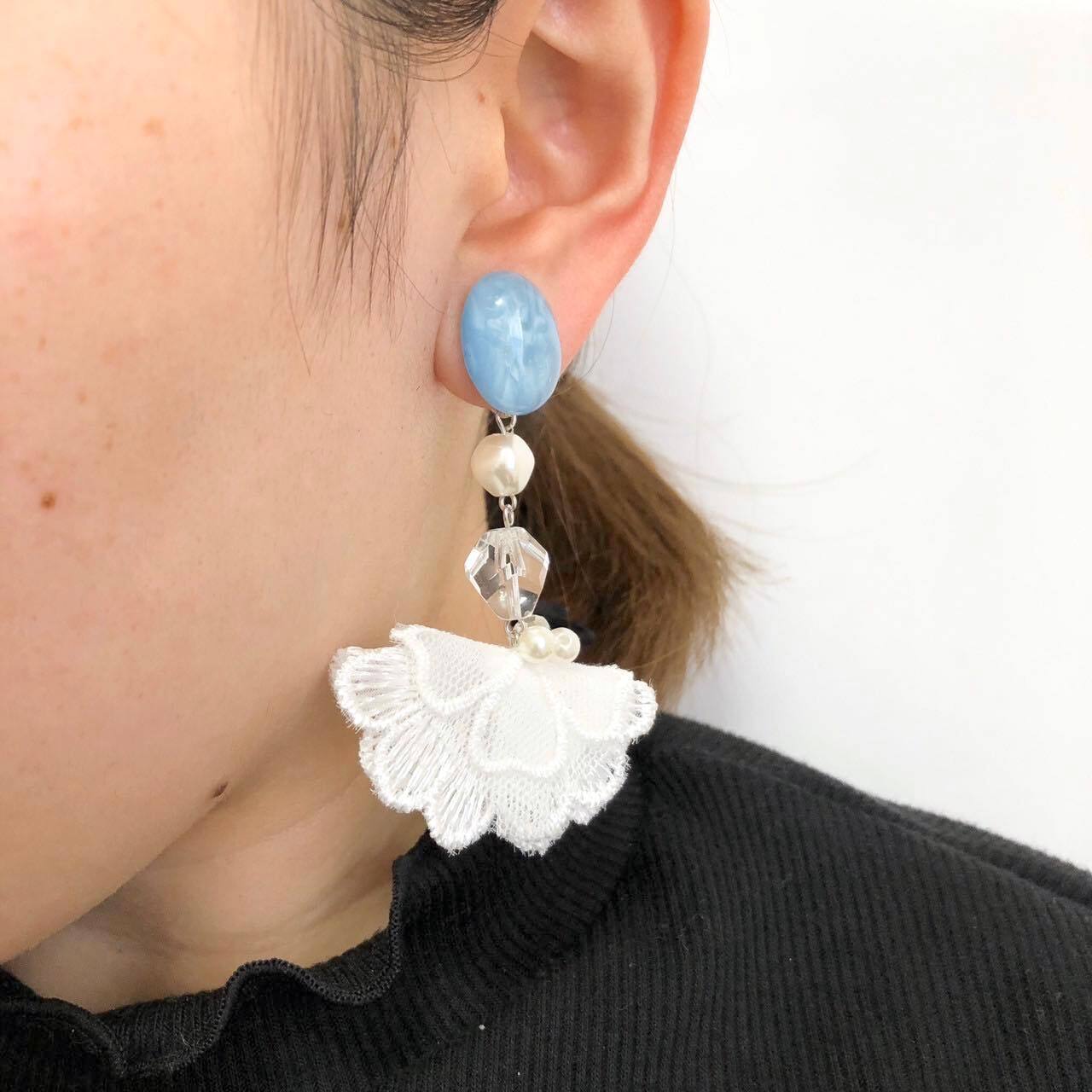 チェコトップと白いお花の〈ピアス/イヤリング〉 | Dua-アクセサリーパーツショップ