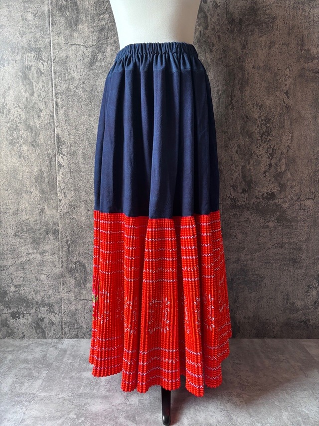 モン族スカート 085 ロング 裾ボリューム 贅沢に巻きスカート1枚使用 藍染布 手刺繍　bamiオリジナルパターン