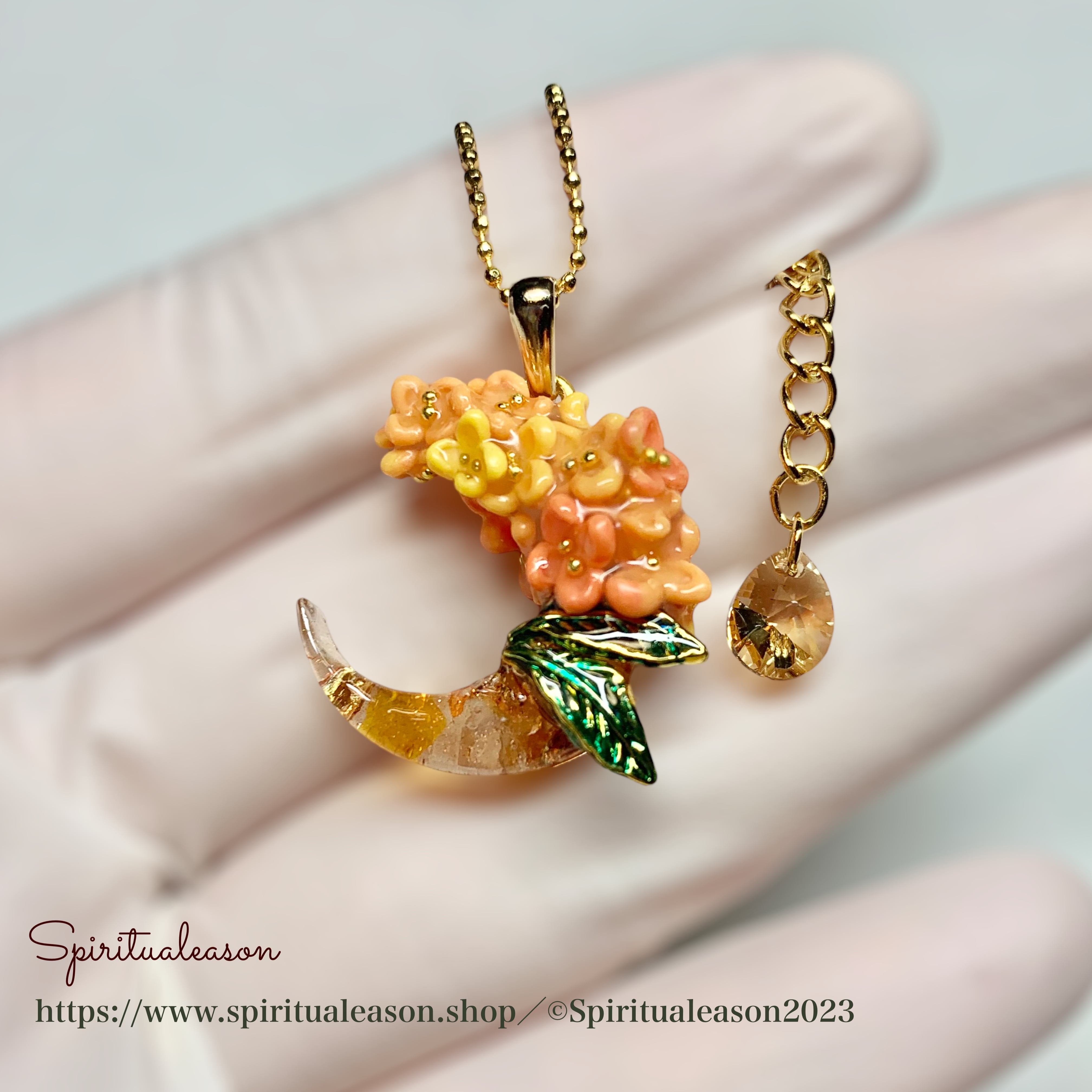 夢咲かす金木犀／ペンダント／オルゴナイト アクセサリー