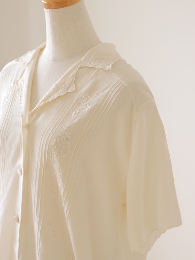 ●silk 100% embroidery & pin tuck detail shirt