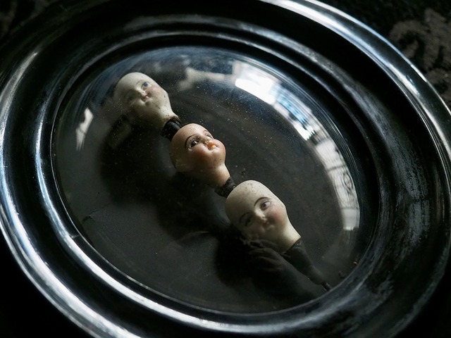 額装されたビスクヘッド