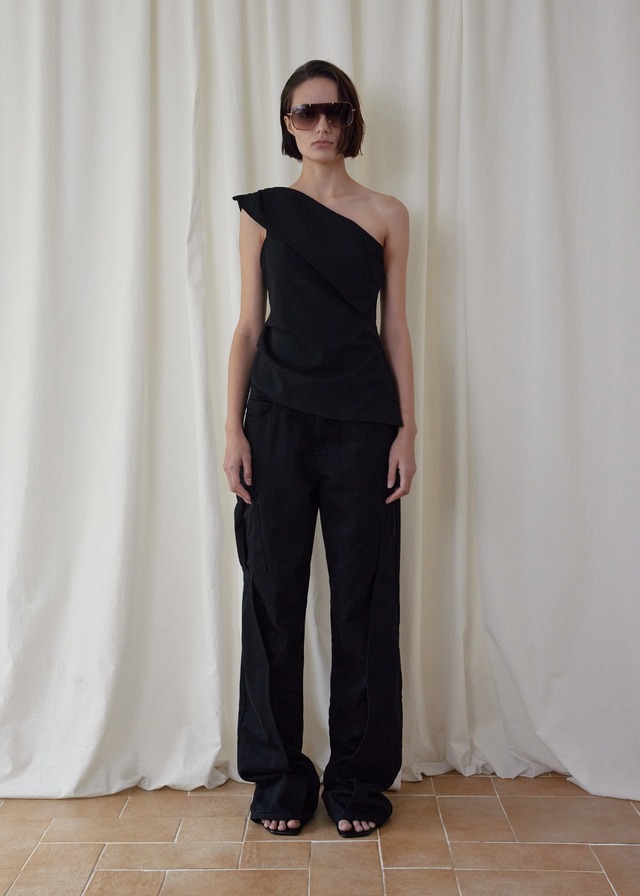 [BOHEMSEO] UNBALANCE SHOULDER BLOUSE, BLACK 正規品 韓国ブランド 韓国通販 韓国代行 韓国ファッション BOHEMIAN SEOUL ボヘミアンソウル 日本 店舗