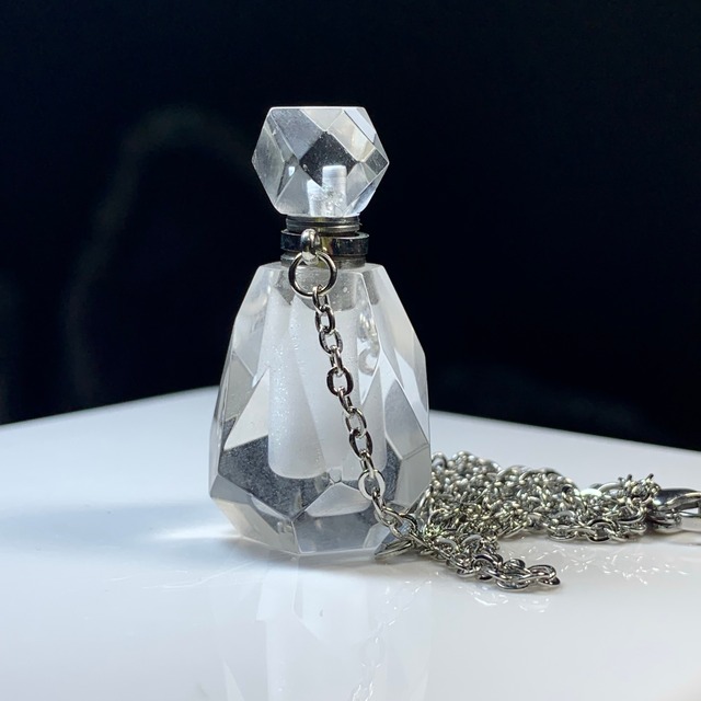 9.透明度高く綺麗な水晶・香水瓶