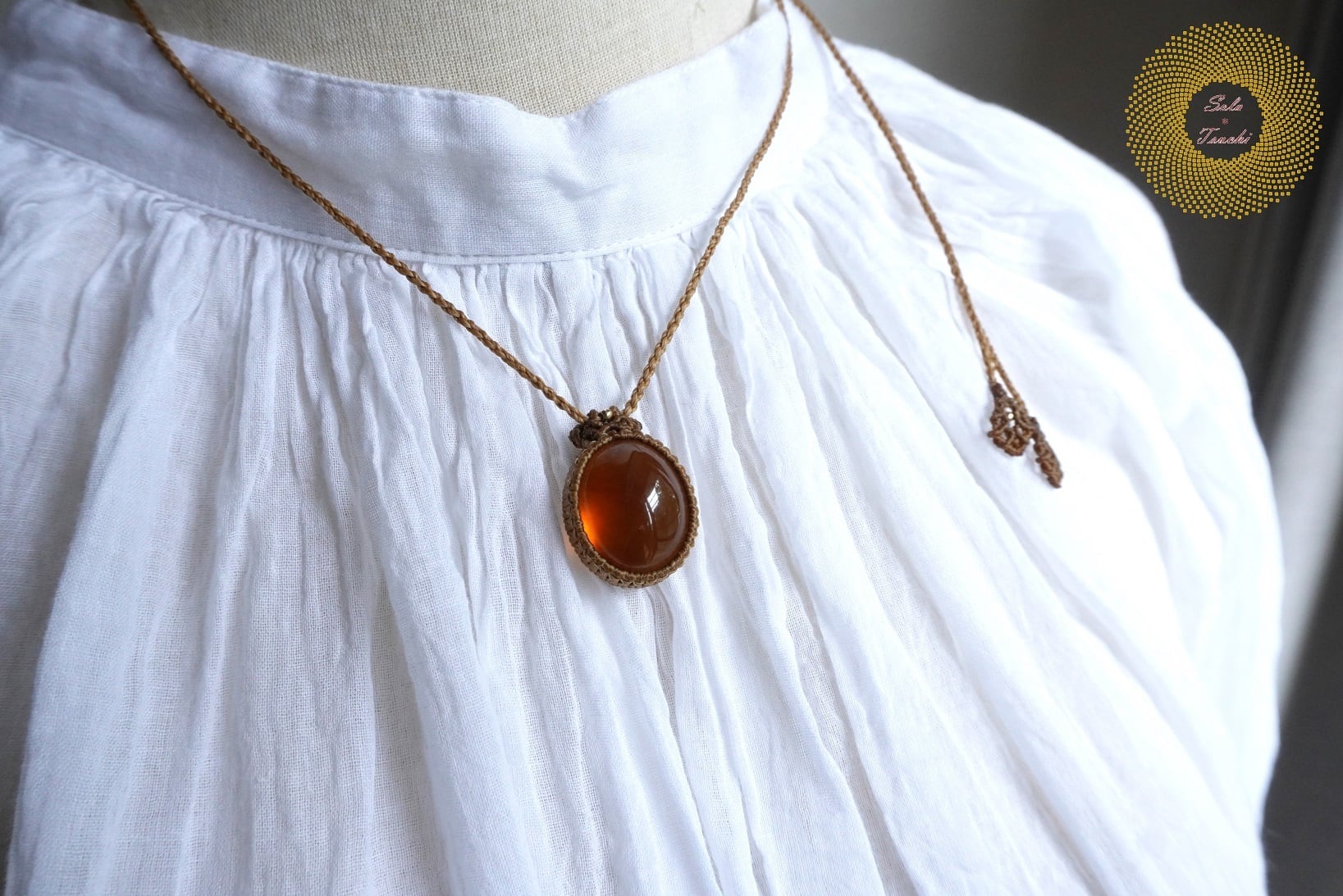 ワックスコード）アンバー（琥珀）のマクラメ編みペンダント 〜Nature