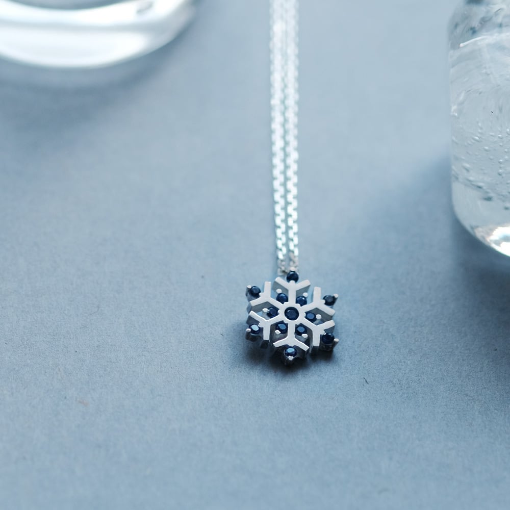 carven カルヴェン サファイアブルー フラワーブローチ 雪の結晶 幾何学的 e88feb706613ce7e0c0d6787578dbc