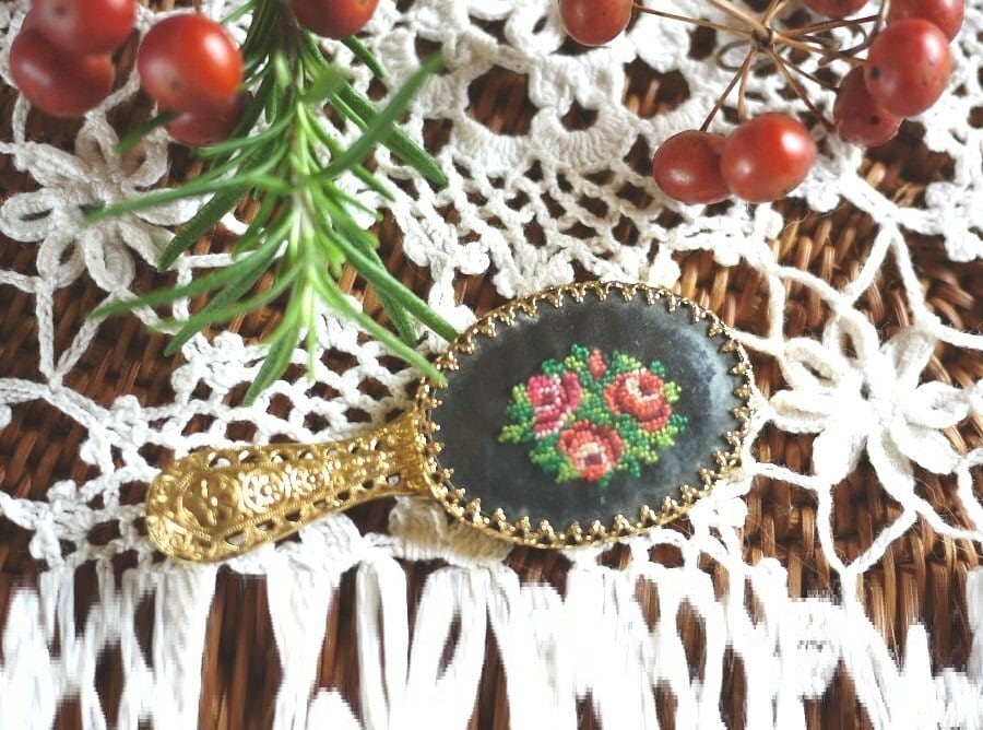 薔薇のプチポワン　ミニ手鏡　刺繍のハンドミラー　