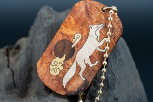 【朱色の銘木】 本花梨瘤 ドッグタグ 象嵌 十五夜きつね