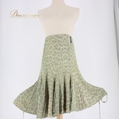 社交ダンス 衣装 スタンダード ラテン スカート レッスンウェア オールシーズン CHRISANNE クリスアン 緑 グリーン系 ベージュ系 ヒョウ柄 社交ダンス スカート ダンスウェア レディース ヒョウ柄スカート 薄手 ストレッチ ポリエステル エラスタン 製品 丈 約60.5cm ウエスト 約28cm〜 イギリス製 伸縮性 有り 余裕 綺麗目 おしゃれ おすすめ 扱いやすい ファッション コーディネート 緑系 ベージュ系