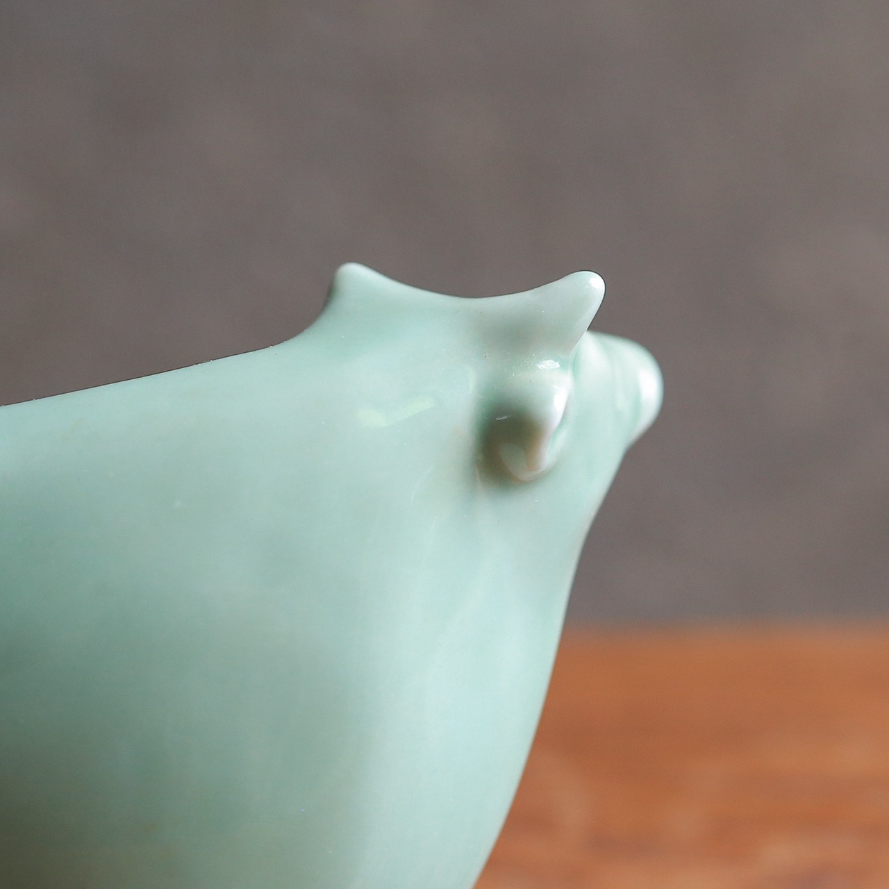 グリーンが美しい、幸せな親子の牛