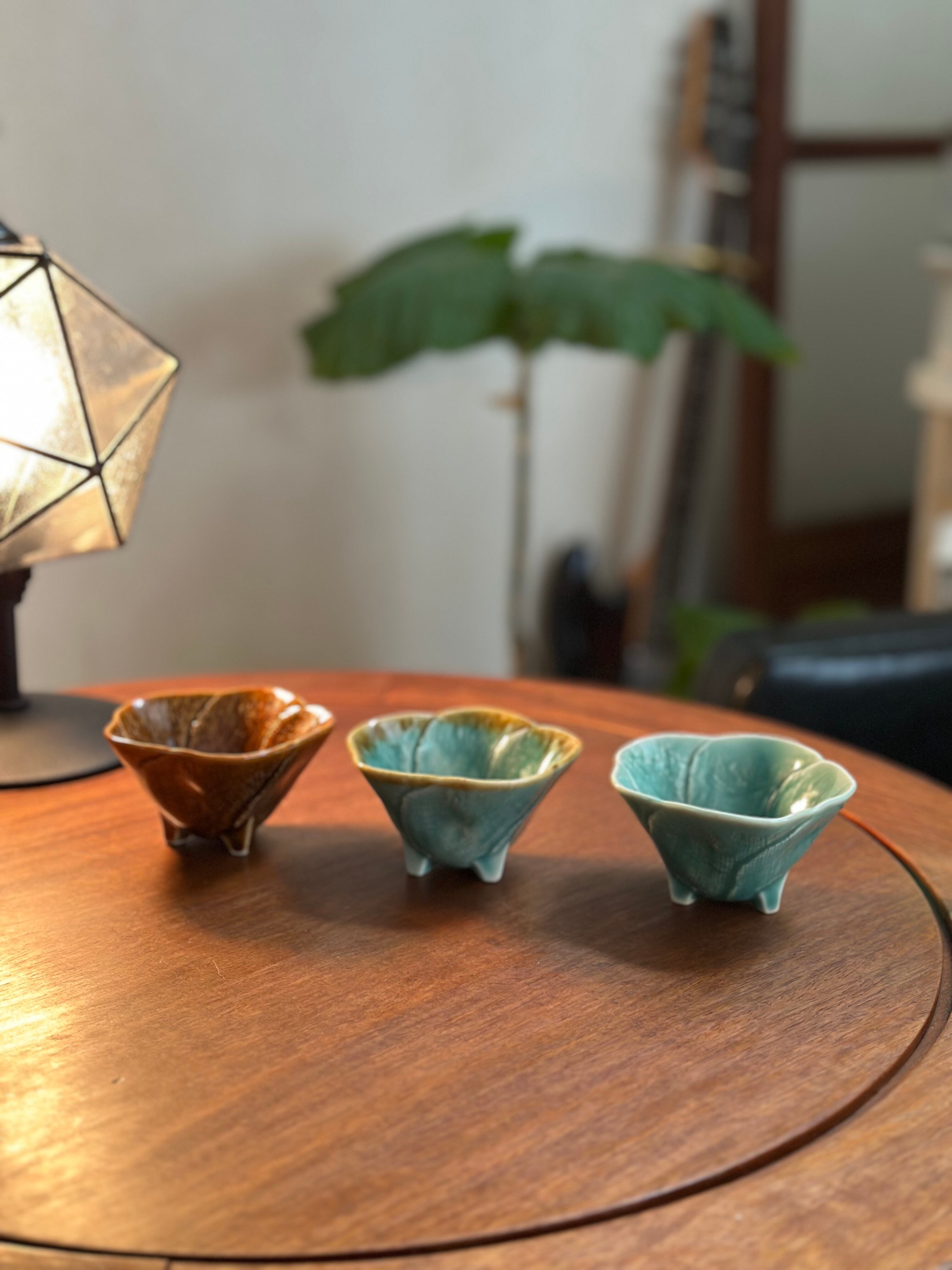 花型三つ足小付 ヒスイ／アメ／ミックス | 陶器屋カフェつむぎ