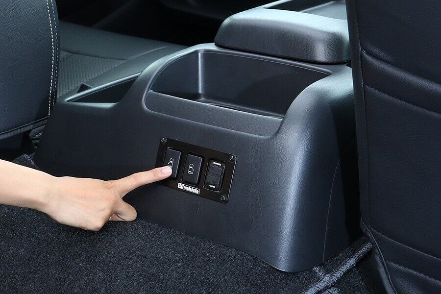 UI vehicle ハイエース 200系4型〜 パワースライドドア追加スイッチ