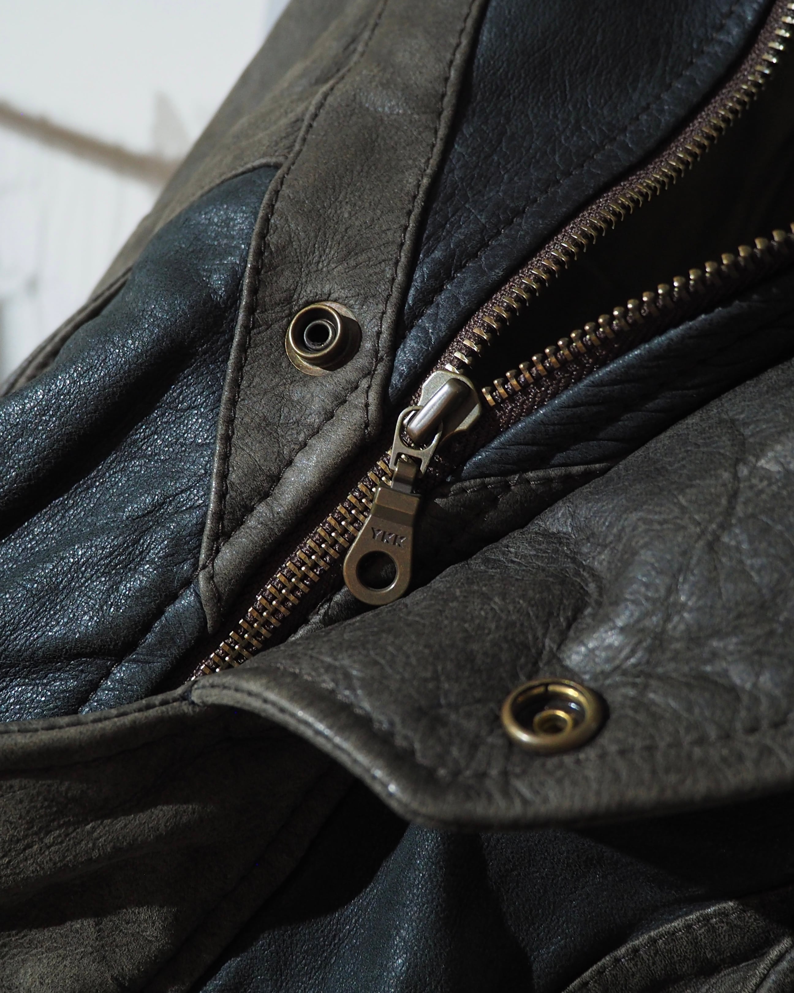 " 変形 × 分離 " Sleeve Detachable Gimmick × Panel Switching Vintage Loose Leather Jacket