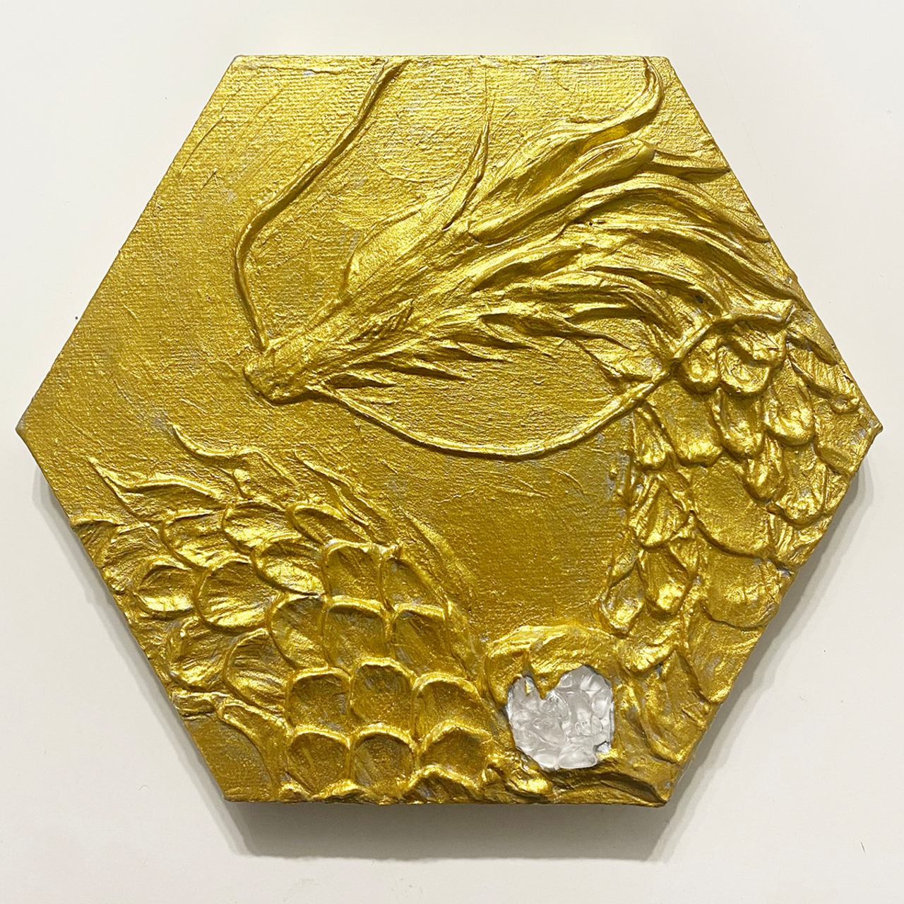 【弥生祭り2026限定】黄金の上昇気流 — 六角形の聖域に宿る立体金龍神（ヘキサゴン・クリスタル作品）