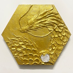 【弥生祭り2026限定】黄金の上昇気流 — 六角形の聖域に宿る立体金龍神（ヘキサゴン・クリスタル作品）