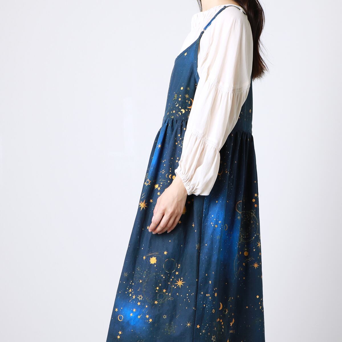 星空を眺めに 銀河の彼方まで広がる 天体総柄 ゴールド キャミソール ワンピース Lala Clover
