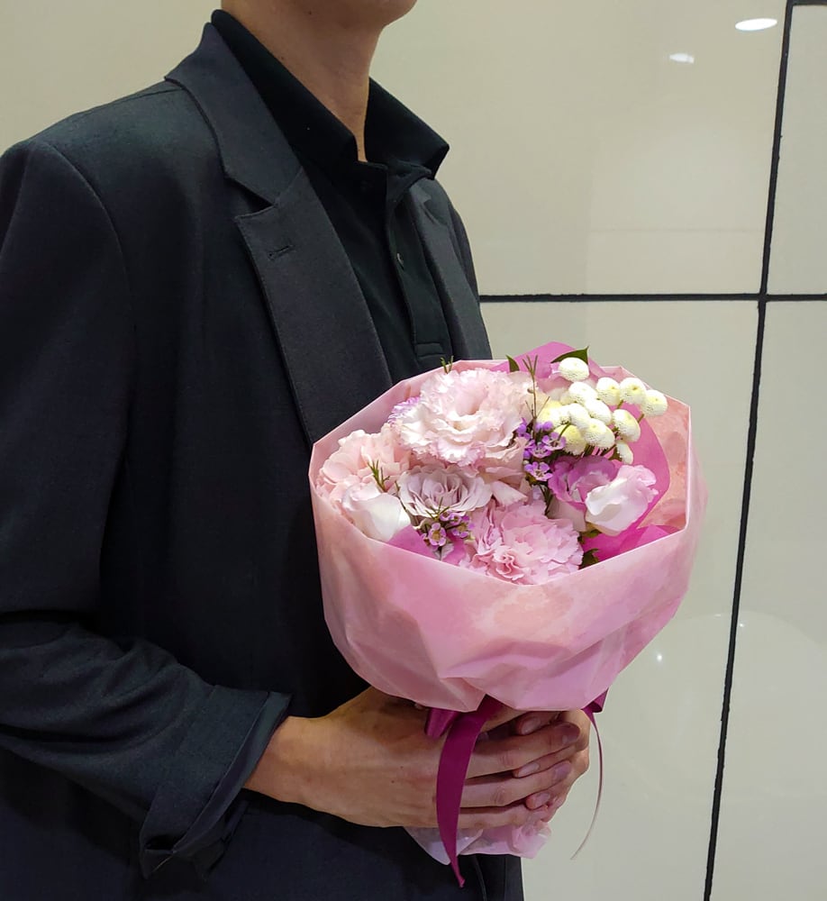 花束「ピンク系 かわいい旬のおまかせブーケ」Sサイズ お祝い 誕生日