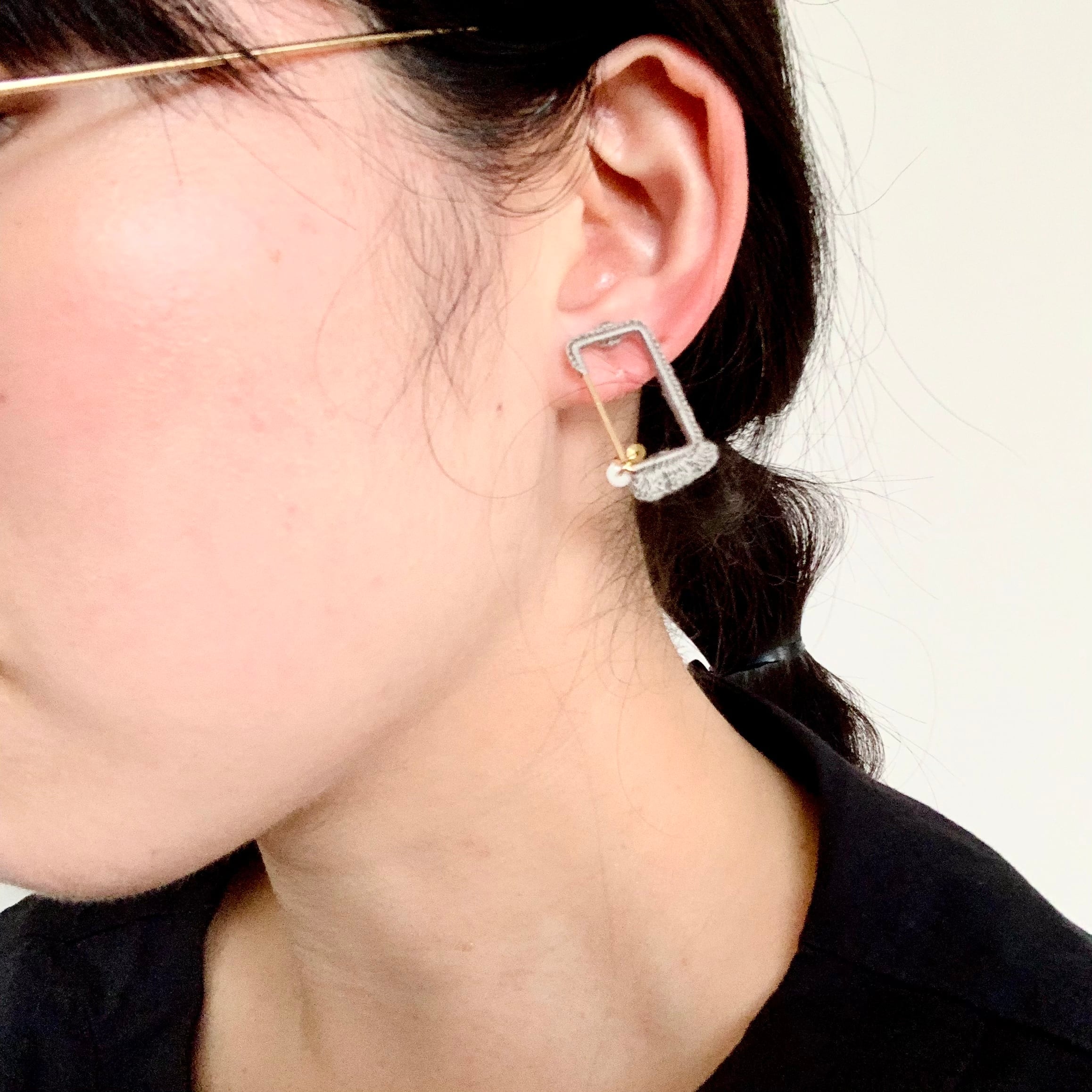 mobile耳飾り　シカクグレー（ノンホールタイプ）