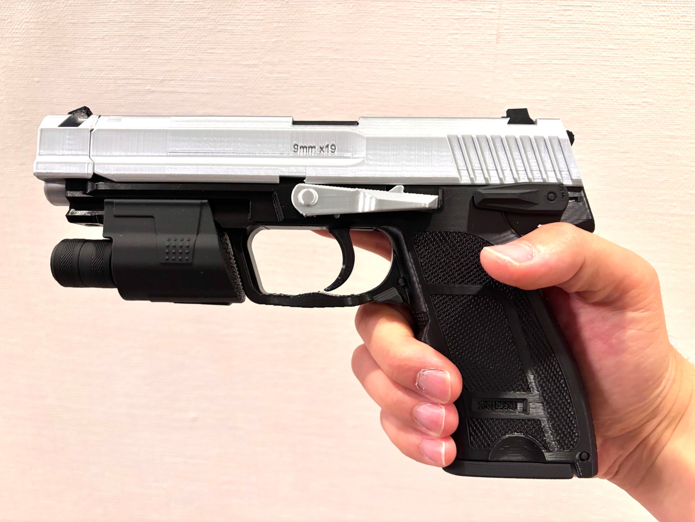 B&T VP9とウェルロッド消音拳銃 モデル セット（金属なし、発射機能