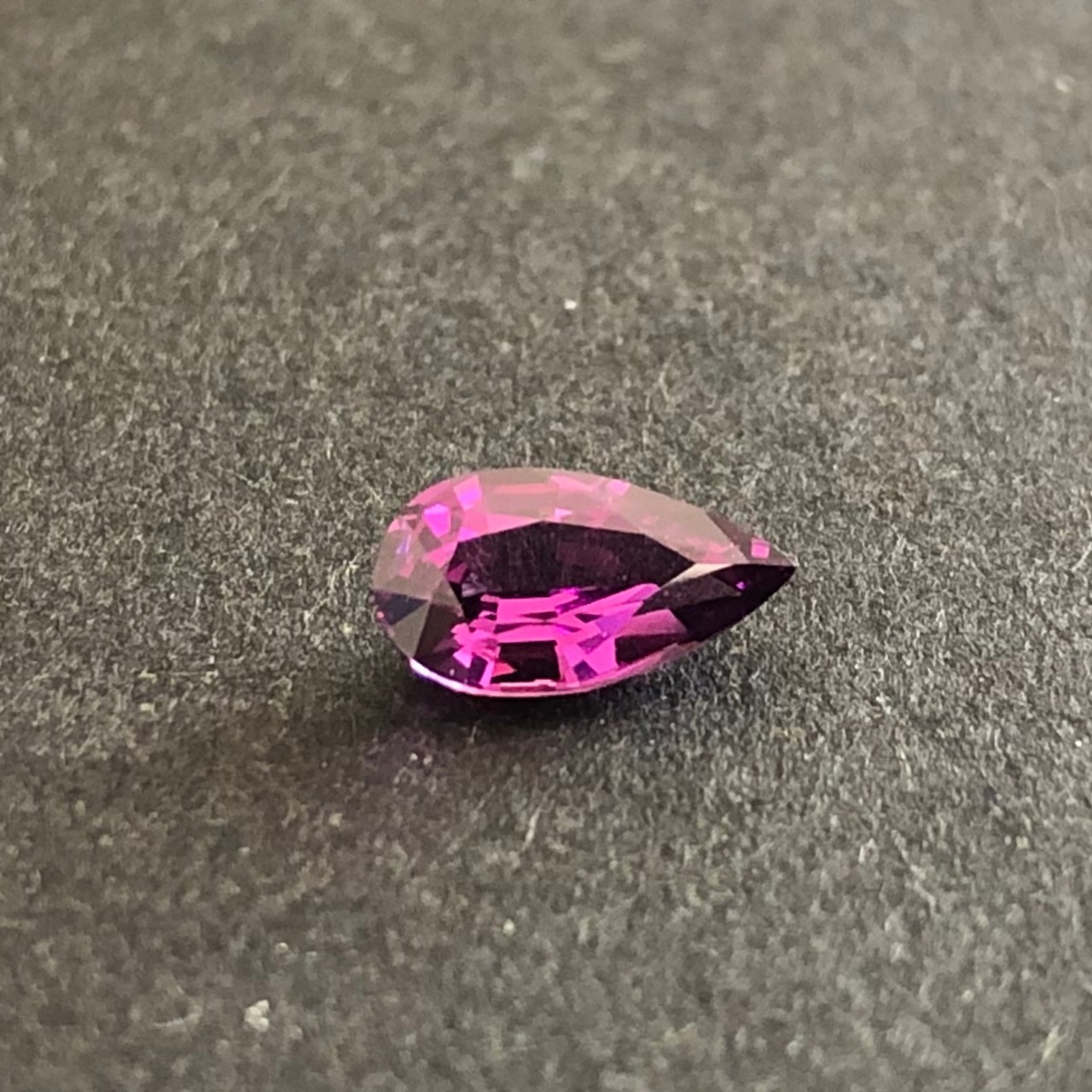 マゼンタガーネット ペアシェイプ 0.88ct