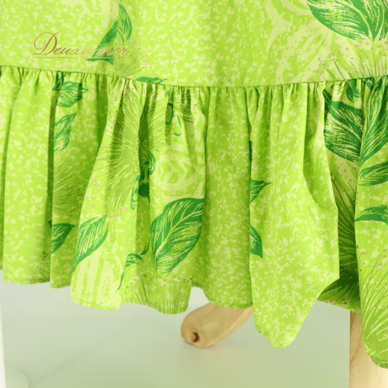 フラダンス 衣装 CC Fashions CCファッション ワンピース グリーン系 花柄 植物柄 ハワイアンプリント ハワイアン アロハ フラ ダンス レッスン 練習 黄緑 緑 ハワイアンダンス フリル フレアスカート ゴールド系 金 華やか 鮮やか さわやか かわいい おしゃれ 上品 ダンス衣装 練習着 レッスンウェア