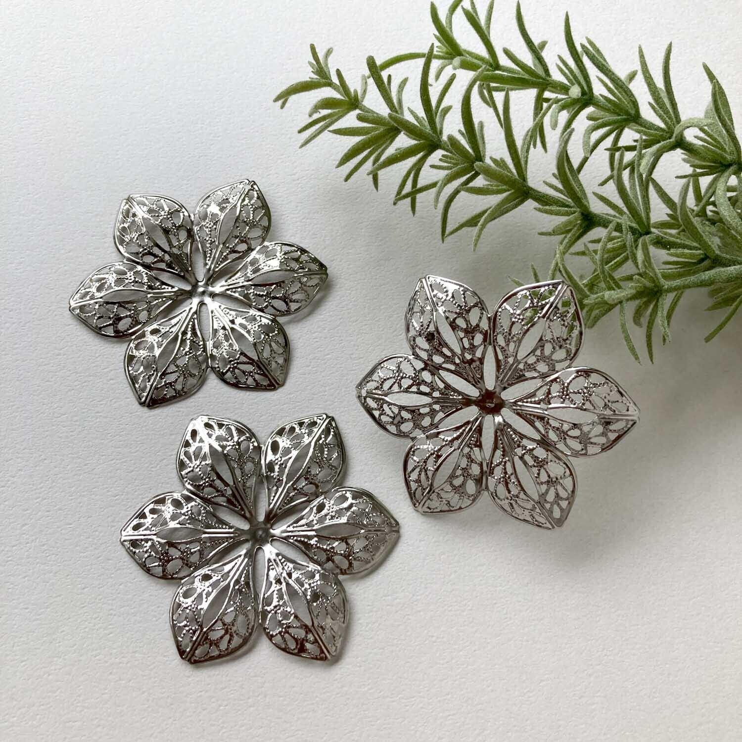 6弁花透かし模様メタルパーツ