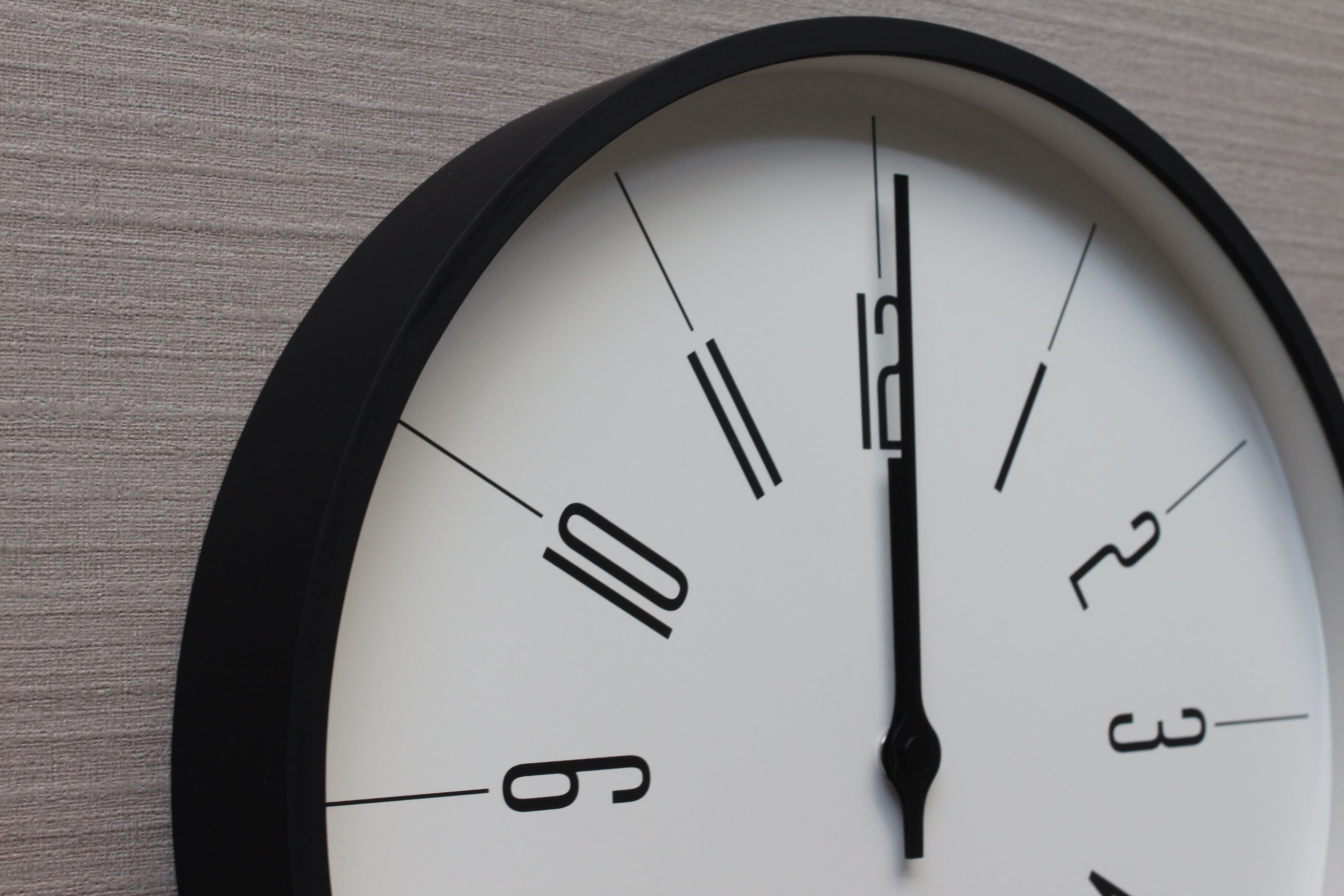 インテリア時計 REGULARITY TIME 一年の区切りと始まりにあらためて時間を振り返る—インテリア時計が