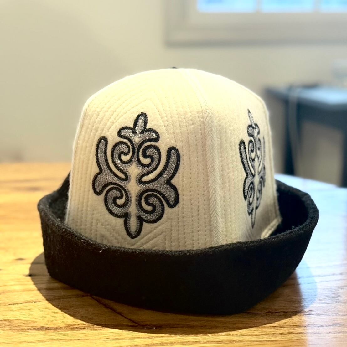 【キルギス民族帽子】男性用 高品質羊毛の手刺繍カルパック