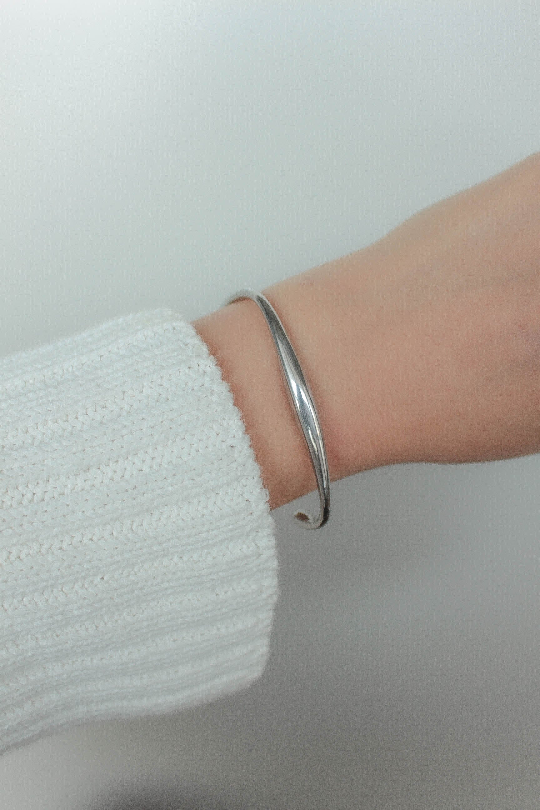 Curve Bangle | ebine(エビネ)|金属アレルギー対応アクセサリー