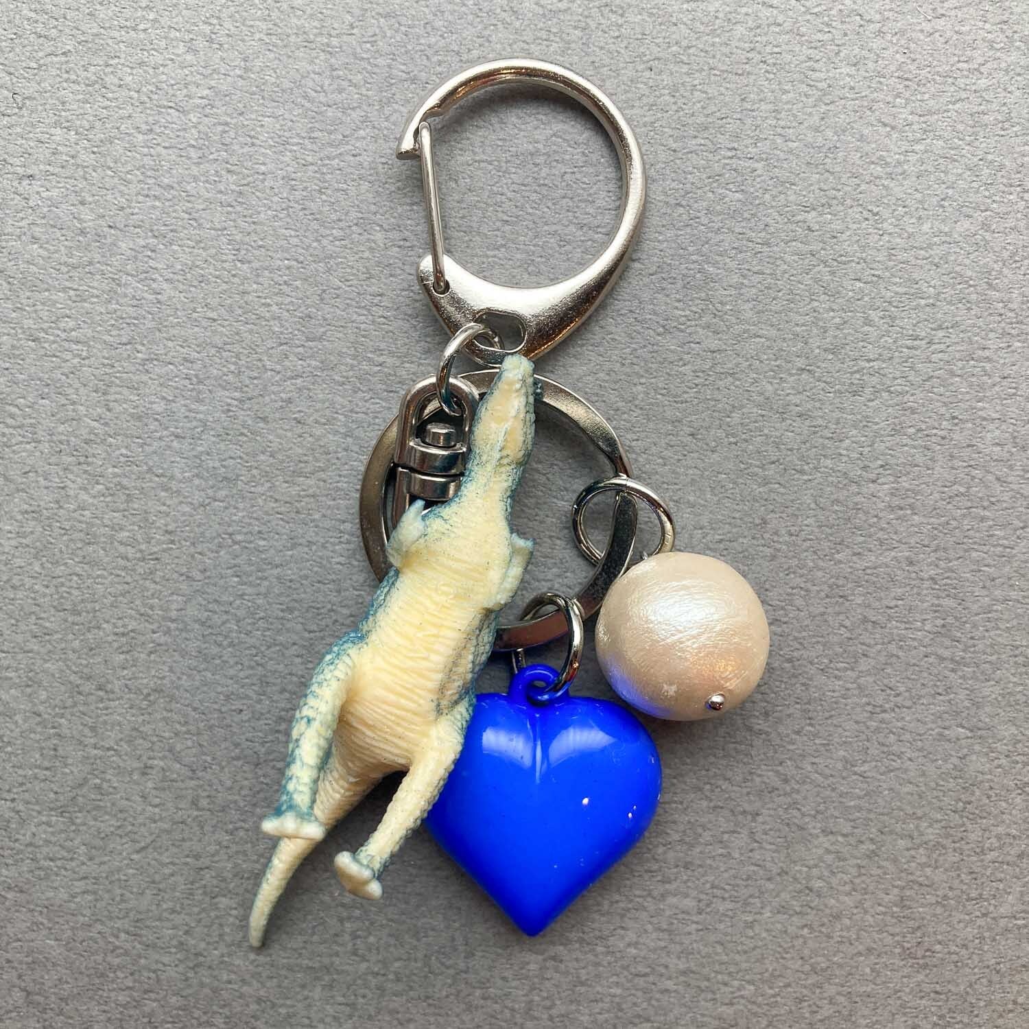 恐竜とぷっくりハートのバッグチャーム | Dua-アクセサリーパーツショップ