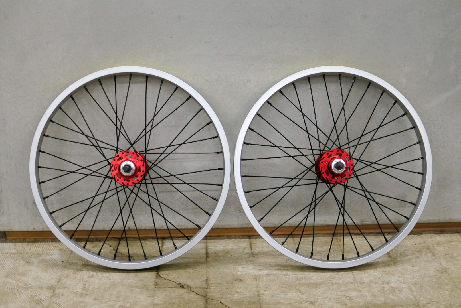 【KUWAHARA】BMX Complete Wheel Set [BMXコンプリートホイールセット] 20インチ Silver/Red Hub |  【CARNOSA BIKES】マウンテンバイク&BMX 自転車ショップ powered by BASE