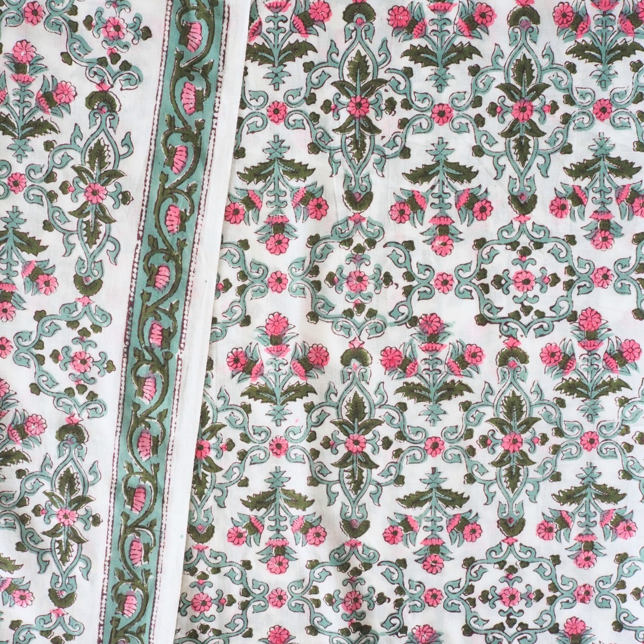 ブロックプリント生地【50cm単位】インド綿 片耳ボーダー付き 唐草花柄 白×グリーン×ピンク #24957-WT1