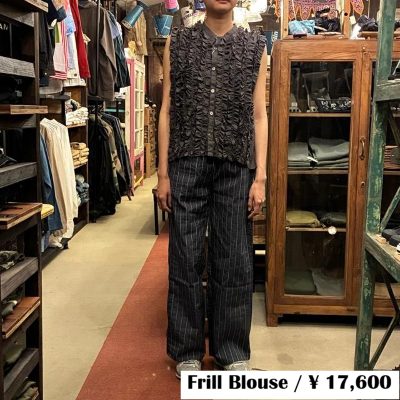 UNIVERSAL TISSU　ユニバーサルティシュ　フレンチリネン　スリーブレスフリルブラウス　チャコール　グレー　麻　ベスト　ノースリーブ　重ね着　トップス