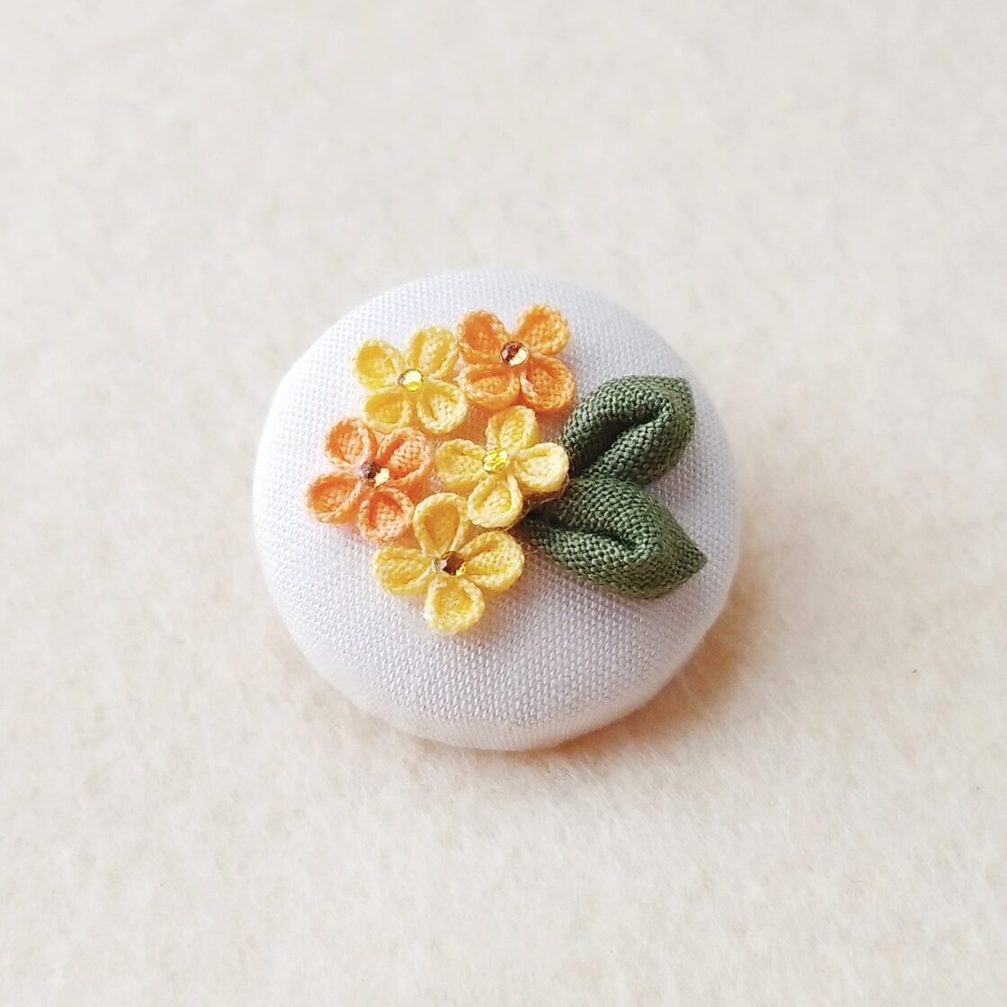 つまみ細工 金木犀のくるみブローチ  】---襟ブローチ/ラペルピン/フラワー/誕生日/記念日/プレゼント/入学式/卒業式/結婚式/パーティー/きんもくせい/キンモクセイ | Pay ID