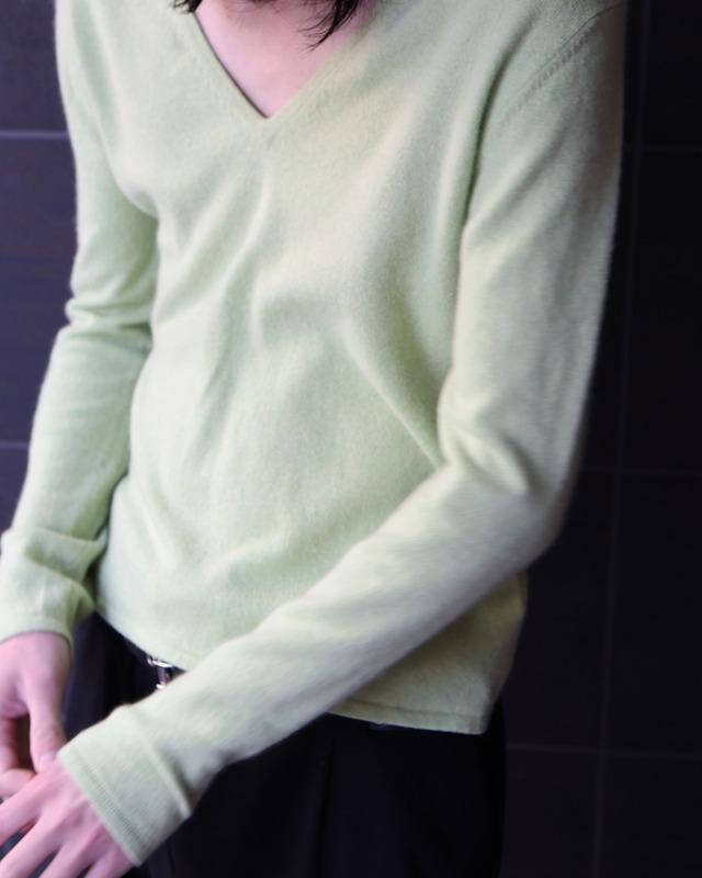 100%cashmere short length Vneck knit