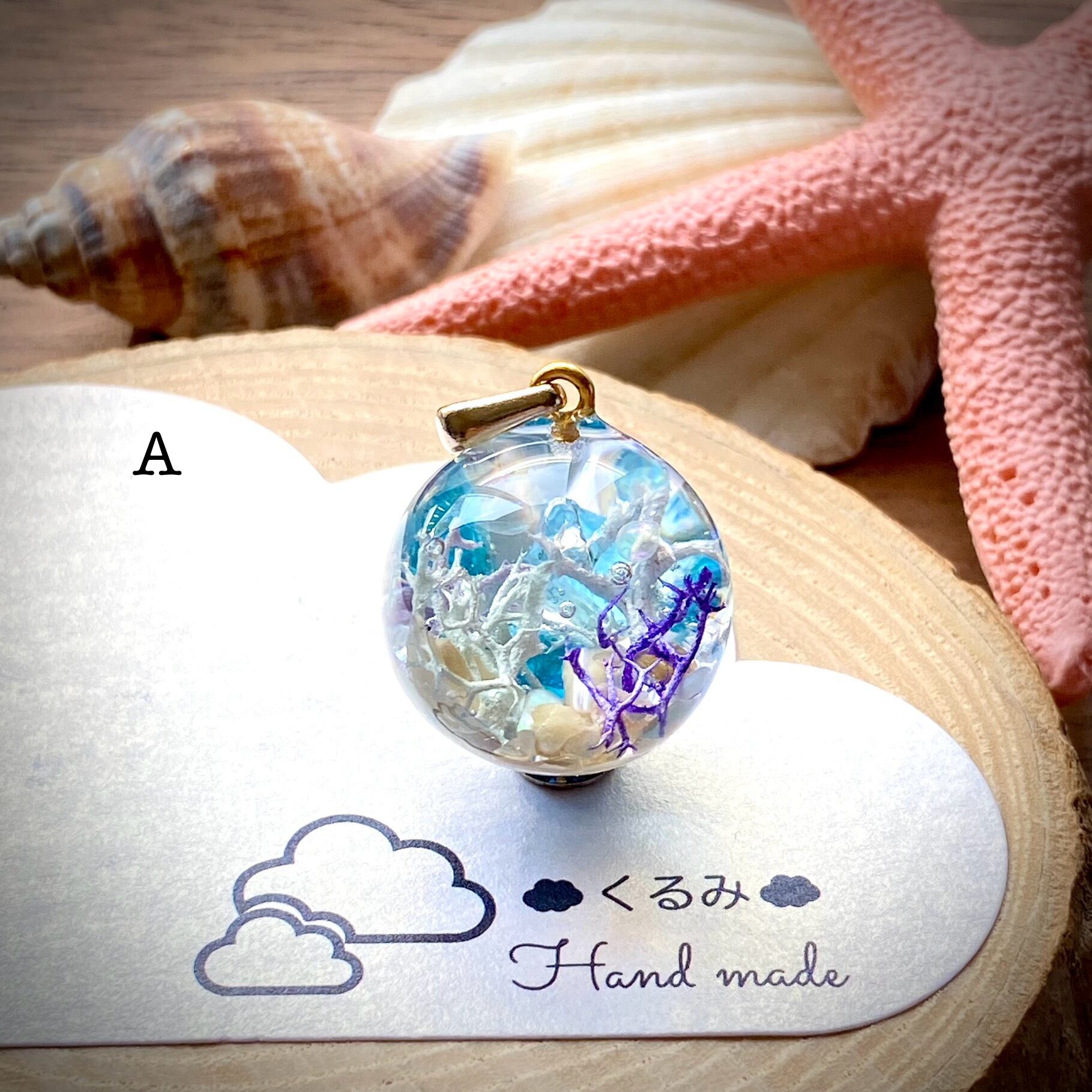 珊瑚の海ペンダント まん丸 ブルーアパタイト 20mm バチカン付き A