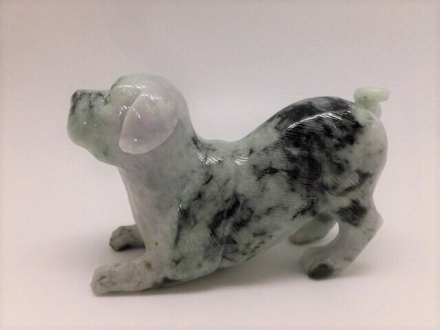 【送料無料】ミャンマー産天然翡翠犬　no.2