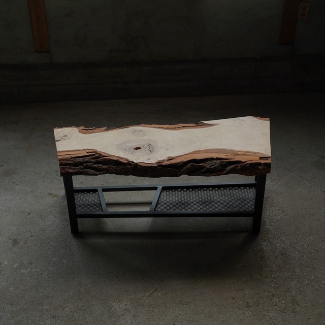 ポプラのローテーブル 3辺カットした一枚板  変な棚つき